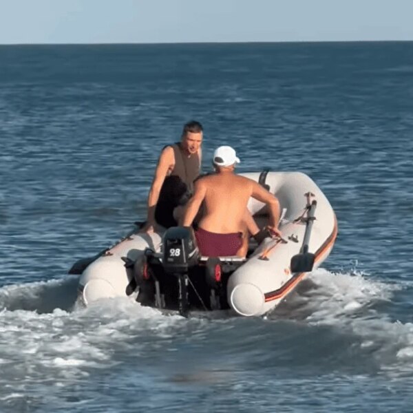 Дитина та двоє чоловіків опинилися в морі на Одещині: чим усе завершилося (відео)