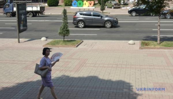 Сьогодні на території України очікується суха погода, максимальна денна температура сягне 33 градусів за Цельсієм.