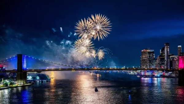 Феєрверки осяюють небо над Бруклінським мостом у Нью-Йорку