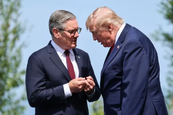  Кір Стармер і Дональд Трамп розмовляють на природі.
