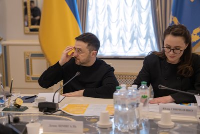 Президент України Володимир Зеленський та прем'єрка Юлія Свириденко під час брифінгу з членами Кабінету міністрів у Києві, 5 березня 2026 року