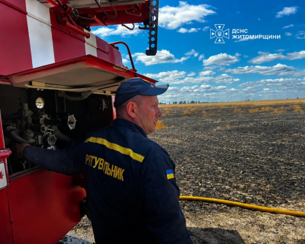 На Житомирщині через атаку росіян згоріло поле з пшеницею 4