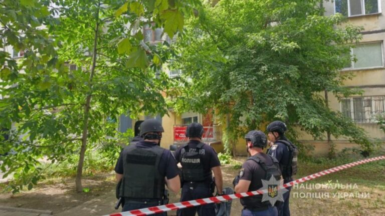 Захоплення заручників в одеському салоні краси: поліція веде розслідування 9 Захоплення заручників в одеському салоні краси: поліція веде розслідування 7
