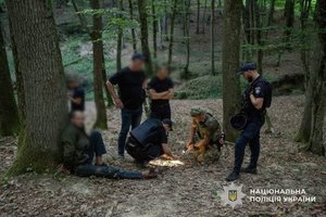 Закарпатська поліція: як затримали чоловіка зі зброєю 19
