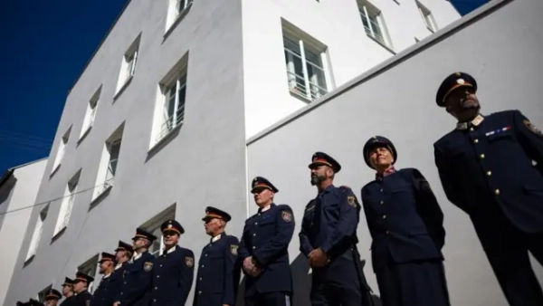 Поліцейські вишикувалися біля нової поліцейської дільниці після її відкриття