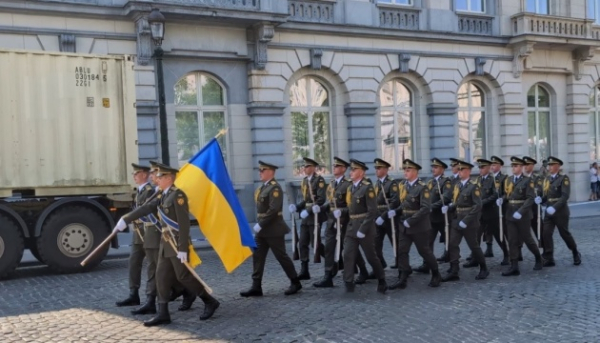 Українські захисники провели ходу на урочистостях у Брюсселі