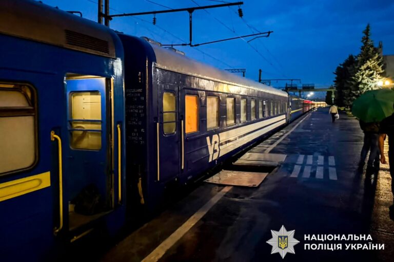 Трагедія на Рівненщині: чоловік загинув, впавши з перону 18 Трагедія на Рівненщині: чоловік загинув, впавши з перону 14