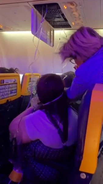 Дружина чоловіка, якого ледь не засмоктало у вікно літака Ryanair, поділилася спогадами про пережитий жах. 2