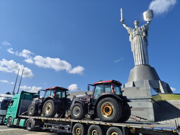 Фінське місто відправило Ізюму три трактори, тягач та генератори. 5