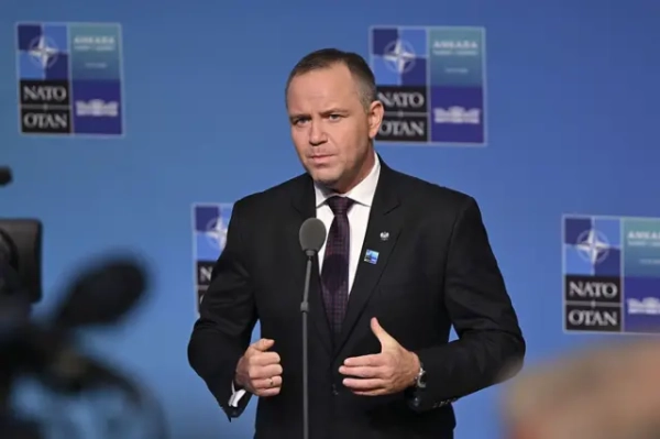 Зеленський та Навроцький провели зустріч в Анкарі. Деякі деталі. 6 Навроцький в діловому костюмі виступає перед журналістами біля стенда саміту НАТО в Анкарі. На тлі видно логотипи НАТО та напис «Ankara Summit 2026», попереду — мікрофон і телекамери.