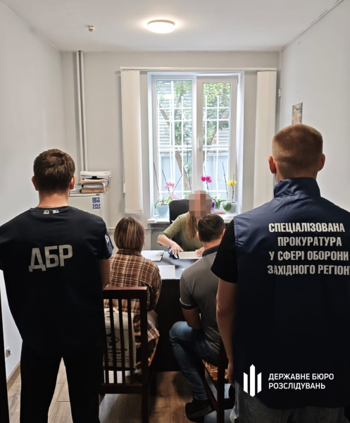 ДБР: Службовиця на Закарпатті два роки прогулювала роботу, але отримала більше 1,5 мільйона гривень. 2