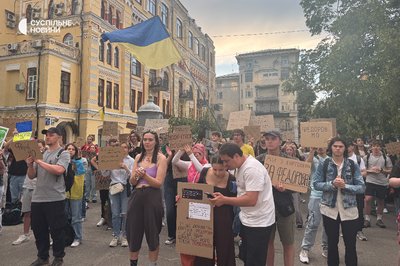 В Києві та області вже дев’ятий день не вщухають мітинги, що виступають проти звільнення Федорова з крісла очільника оборонного відомства.