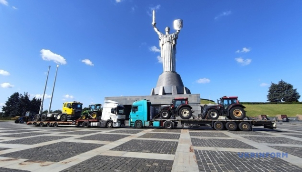 Фінське місто відправило Ізюму три трактори, тягач та генератори.