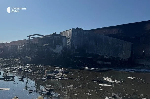 Російський безпілотник атакував поштове відділення в обласному центрі: кількість жертв збільшилася (з фотографіями) 4 Наслідків атаки РФ по поштовому відділенню у Сумах. / © Суспільне