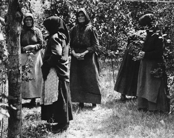 Група жінок, яких звинуватили у вбивстві, стоять у саду своєї імпровізованої в'язниці в Надьреві у 1929 році