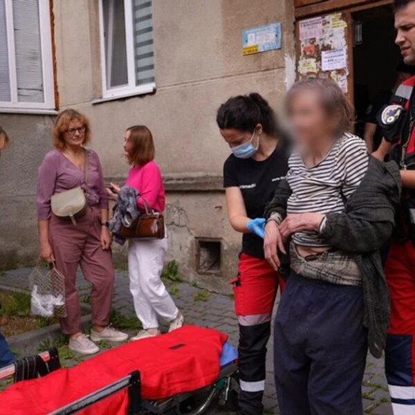 Пенсіонерка з деменцією провела 10 днів поруч із померлим чоловіком, а соціальні служби не захотіли її забрати.