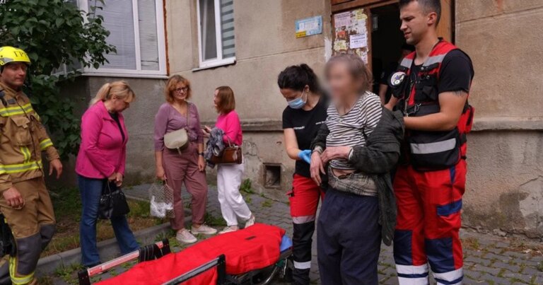 Пенсіонерка з деменцією провела 10 днів поруч із померлим чоловіком, а соціальні служби не захотіли її забрати. 10