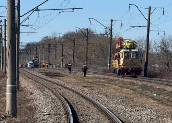У Кременчуцькому районі сталося займання електричних дротів на залізничному шляхопроводі.