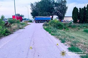 Запекла ДТП на Рівненщині: вантажівка зіткнулася з двома мотоциклами – подробиці аварії 8
