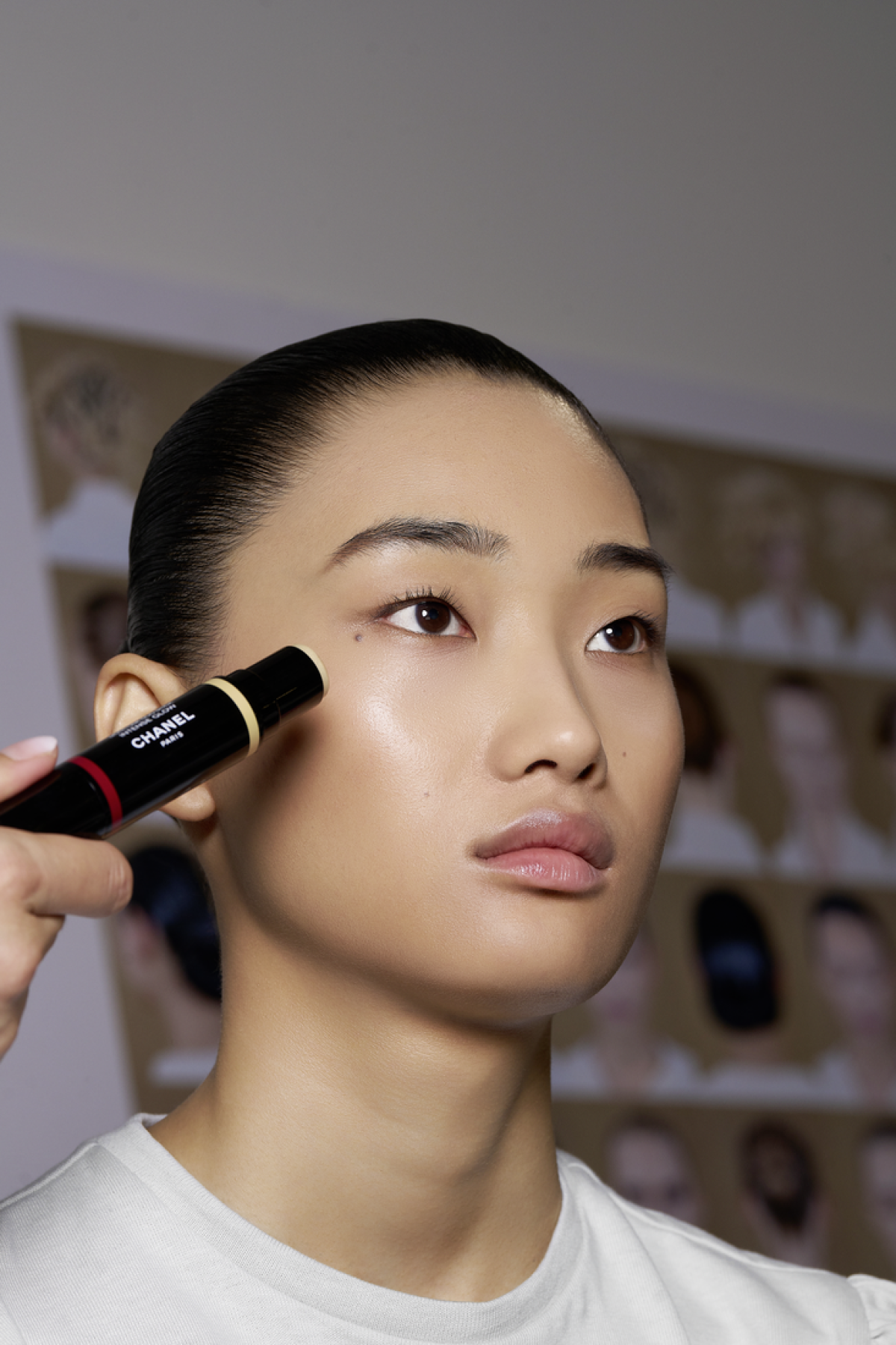 Краса за лаштунками Chanel Осінь/Зима 2026 Висока Мода: покроковий повтор макіяжу з подіуму 13 Краса за лаштунками Chanel Осінь/Зима 2026 Висока Мода: покроковий повтор макіяжу з подіуму4