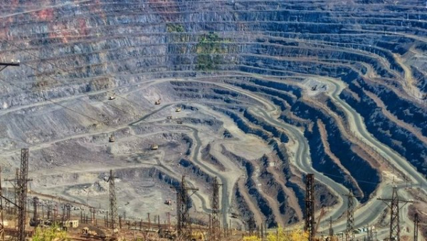 Південний гірничо-збагачувальний комбінат частково зупиняє свою діяльність через напади агресора на цивільні торговельні судна.