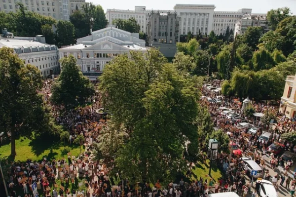 Чи чинять командири тиск на військових через протести з картону? Офіс президента та "Мадяр" дали відповідь 8 Велике скупчення людей у центрі міста, зняте з висоти. Натовп заповнює парк і прилеглі вулиці, багато учасників тримають у руках картонні плакати. Серед дерев видно будівлю театру, а довкола — адміністративні та житлові будинки