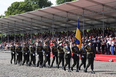 Українські захисники вперше очолили закордонну колону на параді в Брюсселі