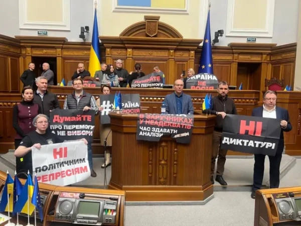 Верховний Суд залишив чинними санкції, введені Зеленським проти Порошенка. Подробиці 10 Рада