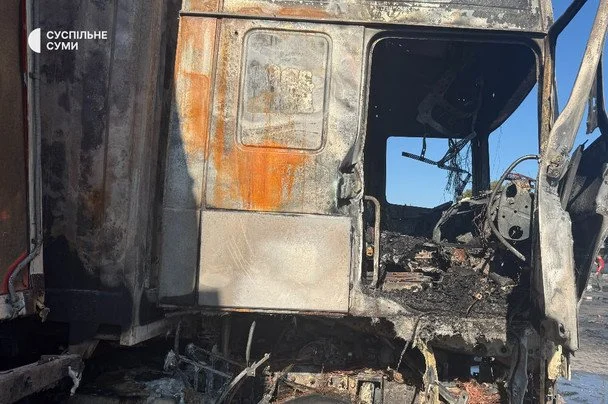 Російський безпілотник атакував поштове відділення в обласному центрі: кількість жертв збільшилася (з фотографіями) 6 Наслідків атаки РФ по поштовому відділенню у Сумах. / © Суспільне