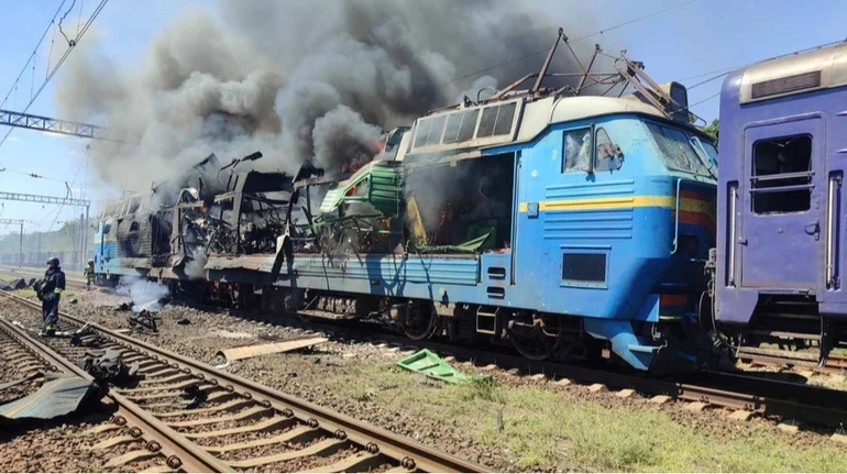 Російські війська завдали удару по залізничному ешелону на Запоріжчині. Поїзд зазнав пошкоджень, але, на щастя, ніхто з тих, хто перебував на борту, не постраждав. 2