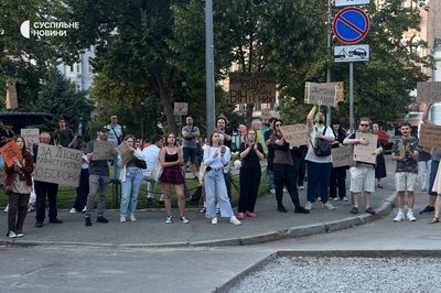 В Києві та околицях вдесяте пройшли мітинги проти звільнення Федорова з посади керівника оборонного відомства.
