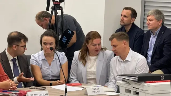 Представники відповідача і третьої сторони (попереду за столом), депутати "ЄС" Володимир В'ятрович та Артур Герасимов (позаду на підвіконні)