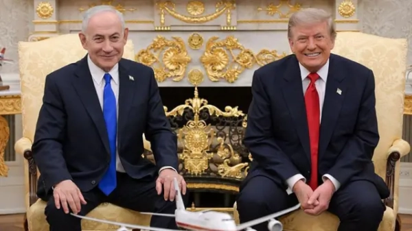 Нетаньягу та Трамп усміхаються в камеру під час зустрічі в Білому домі