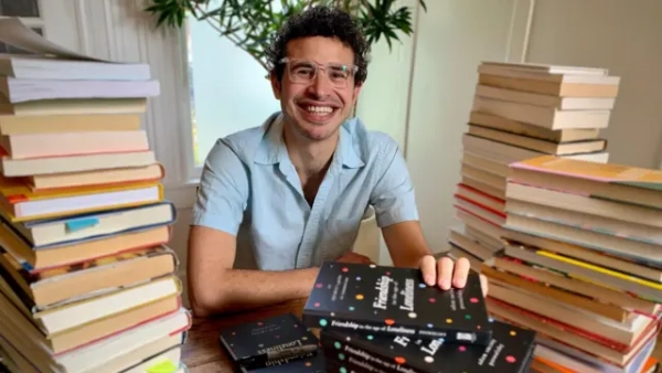 Адам Смайлі Позвольський серед книжок