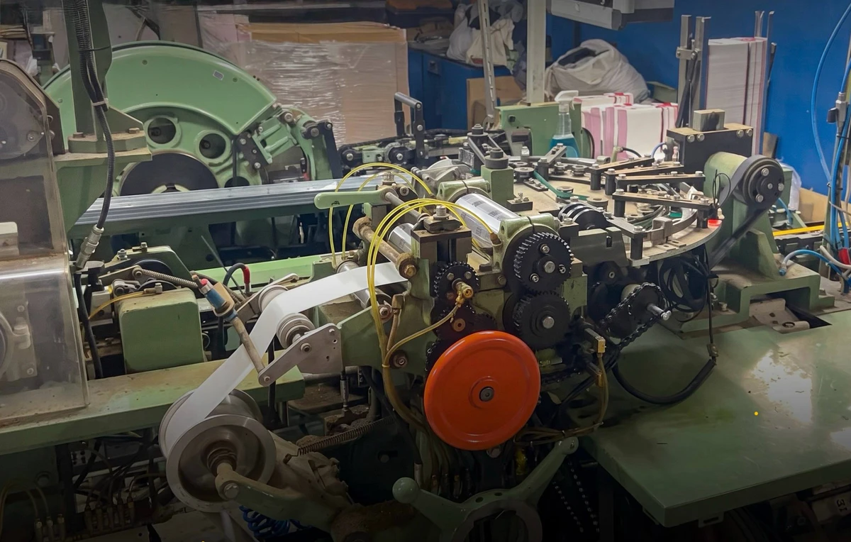 Державне бюро розслідувань виявило нелегальні підприємства з виготовлення цигарок на суму 60 мільйонів гривень. 6