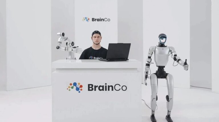 Китайська компанія презентувала передовий інтерфейс "мозок-робот" для управління механічними пристроями за допомогою сили думки. 9
