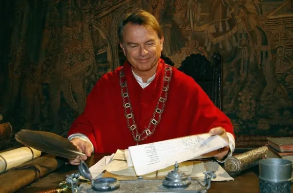 Помер Сем Нілл – актор, відомий за ролями у фільмах "Гострі карти" та "Парк Юрського періоду". 4 Сем Нілл в біло червоному одязі кардинала