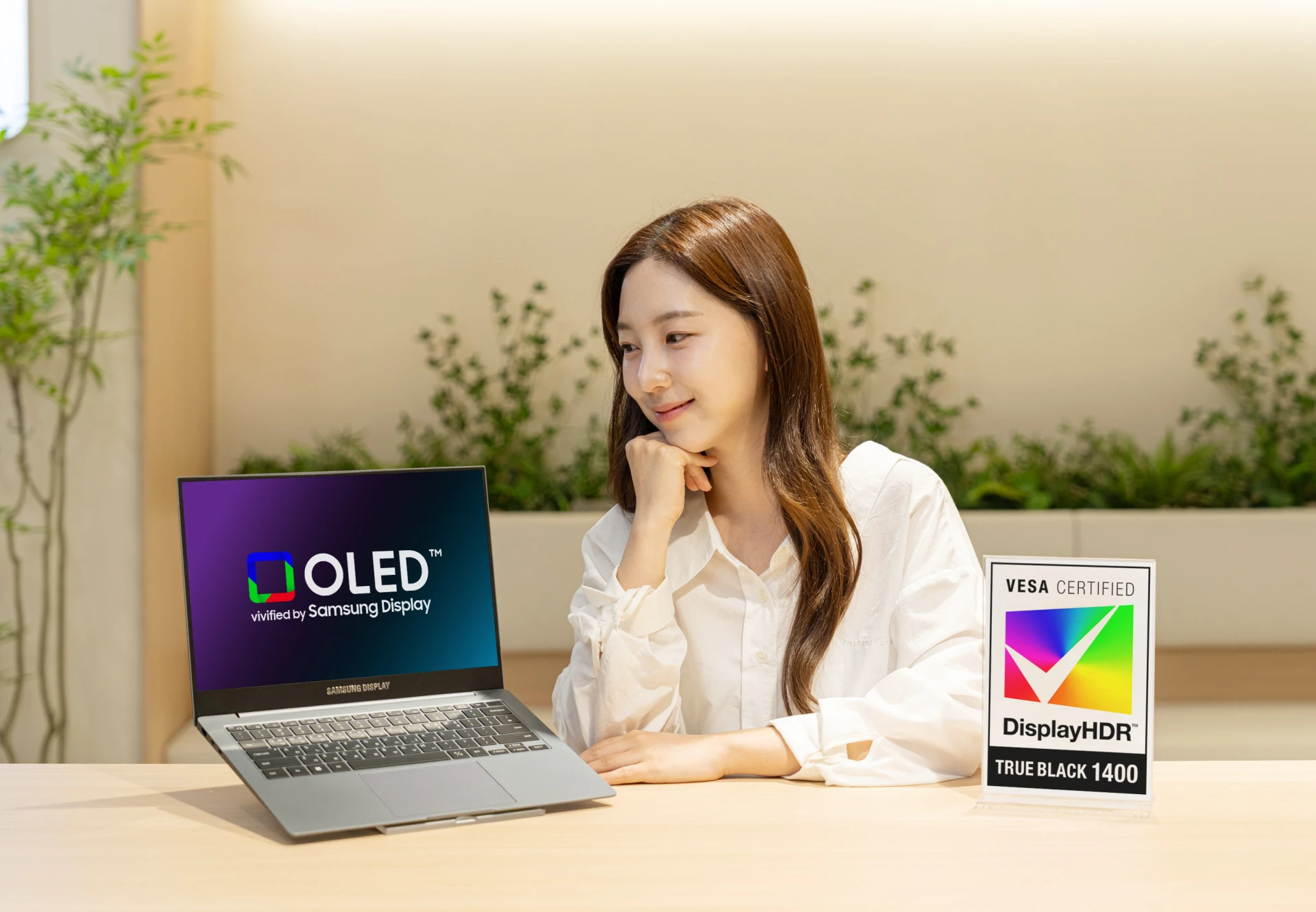 Новий OLED-екран від Samsung для портативних комп'ютерів демонструє максимальну яскравість 1600 ніт 8