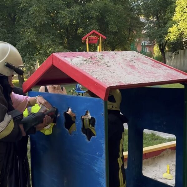 Маленьке диво: Як рятувальники звільнили дворічну дитину з пастки пісочниці