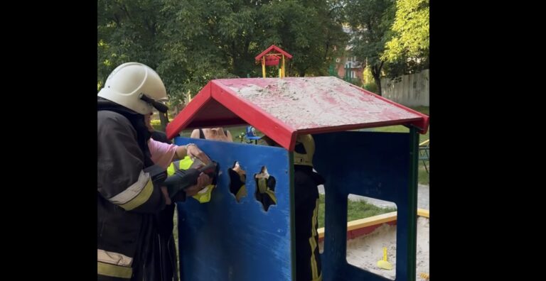 Маленьке диво: Як рятувальники звільнили дворічну дитину з пастки пісочниці 15
