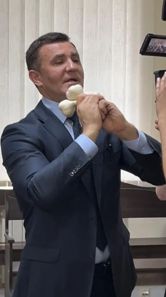 Часниковий перфоманс Тищенка у ВАКС