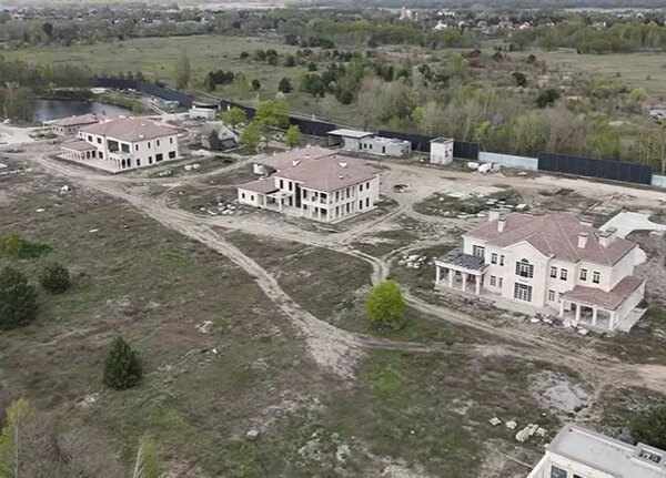 Техніка мера Українки протизаконно транспортувала пісок для котеджного селища