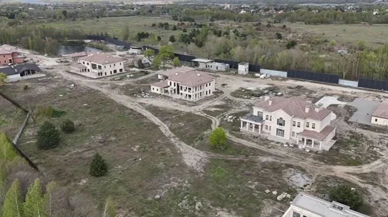 Техніка мера Українки протизаконно транспортувала пісок для котеджного селища 9