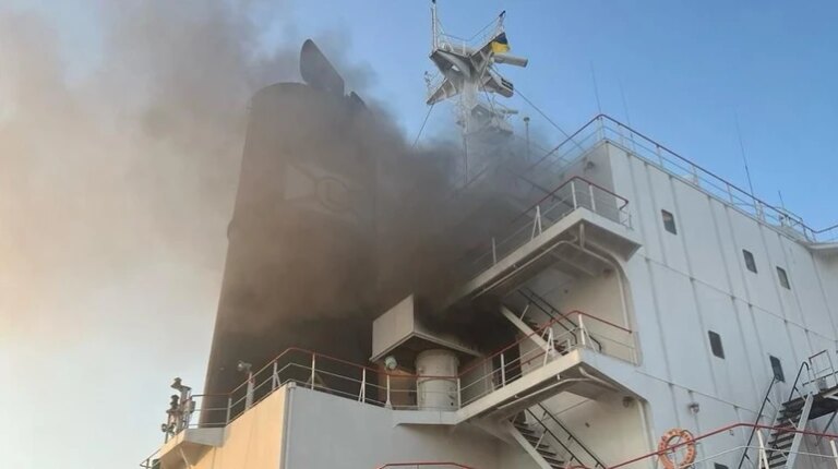 Російські сили вдруге здійснили напад на кораблі в портах, які перебувають в облозі. 6