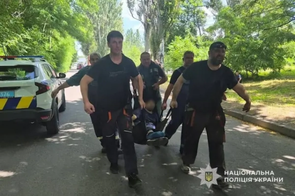 Російський удар по Дніпру забрав життя багатьох і спричинив поранення, у Запоріжжі є жертви через атаку на маршрутку 8 Чоловіки несуть пораненого на ношах