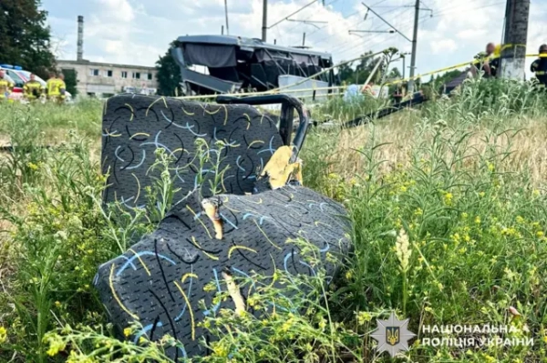 Жахлива аварія: поїзд зіткнувся з маршруткою неподалік Рівного. Інформація про трагічний випадок, де загинули 4 особи 8 шматок крісла викинуло на траву після аварії