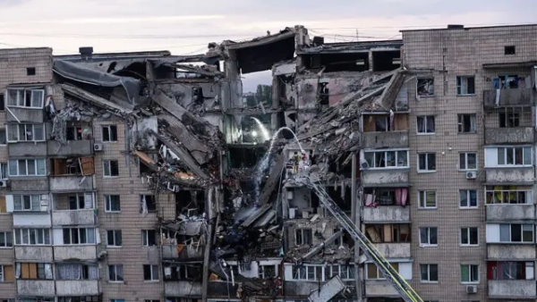 Зруйнований будинок у Києві після атаки балістичних ракет 6 липня 