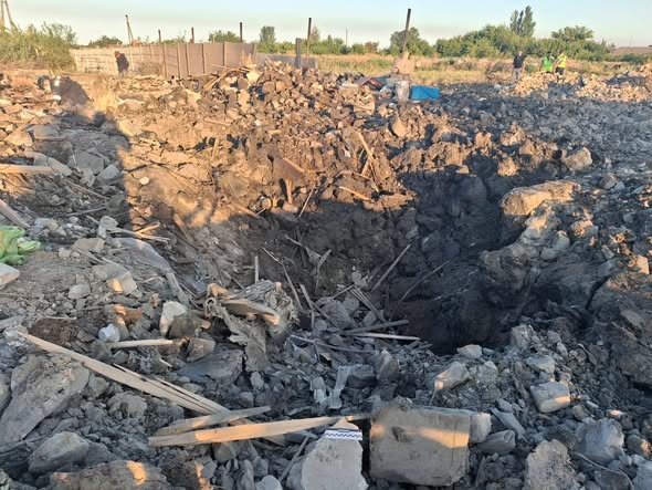 Другий пристрій від ракети KN-23 з Північної Кореї виявлено за 3,5 км від зруйнованої будівлі поблизу Кривого Рогу – Власюк 4 Другий пристрій від ракети KN-23 з Північної Кореї виявлено за 3,5 км від зруйнованої будівлі поблизу Кривого Рогу – Власюк 4