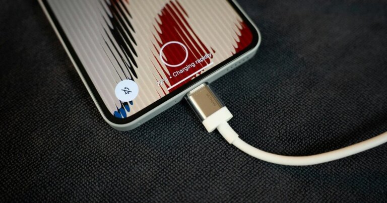 Чи безпечно заряджати смартфон від портативного комп'ютера 6