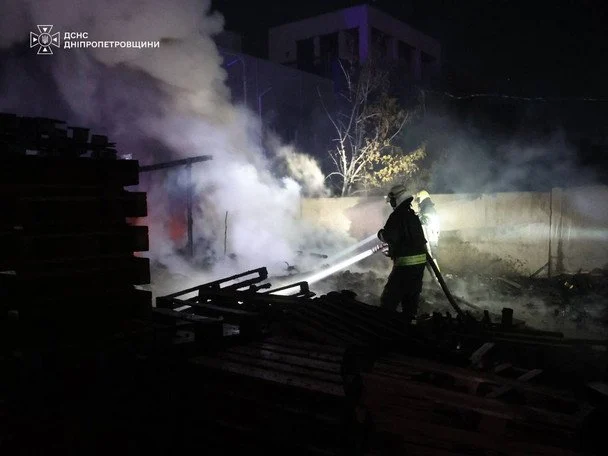 Обвуглений і зруйнований: Росія атакувала відомий ТРЦ неподалік великого обласного центру, подробиці (жахливі фото) 8 / © ДСНС у Дніпропетровській області